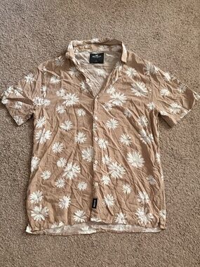 Hollister Men's Tan Floral Short-Sleeve Button Shirt
